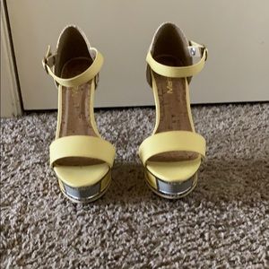 Yellow high hell shoes